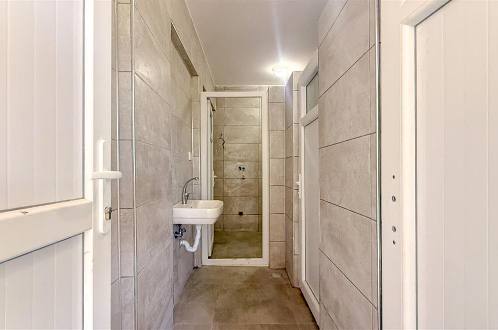 Burhaniye-Edremit Yolunda, Toplam 7000 m² Alanlı Kiralık Depolar