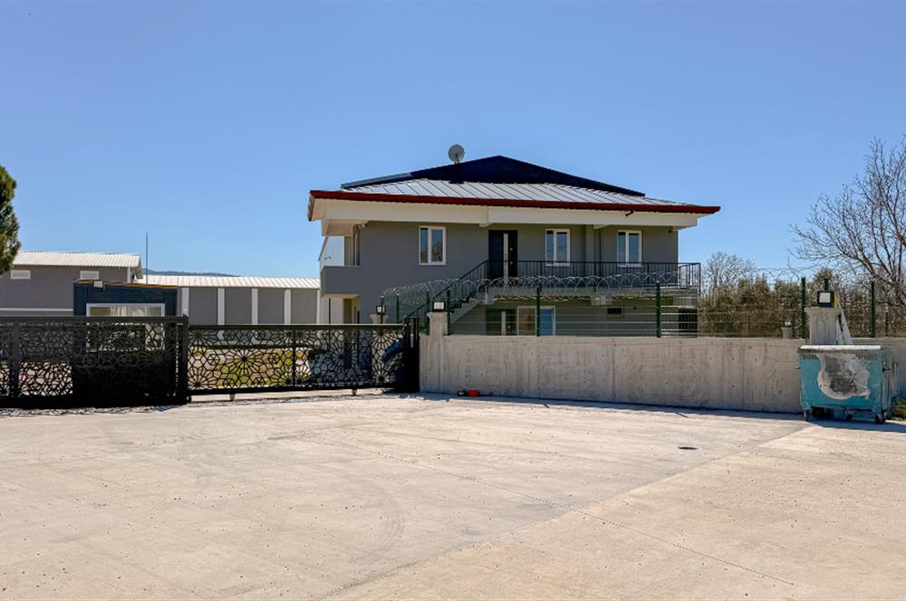 Burhaniye-Edremit Yolunda, Toplam 7000 m² Alanlı Kiralık Depolar