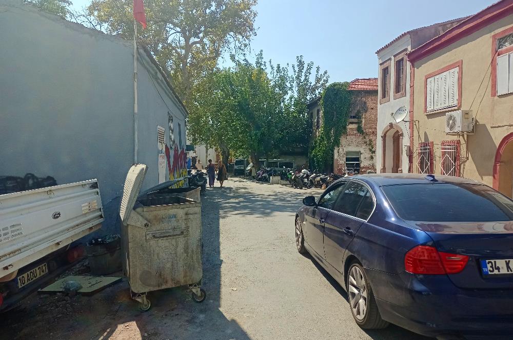Ayvalık Hamdibeyde Cadde Üstü 105m² Arsa + 2 Ev