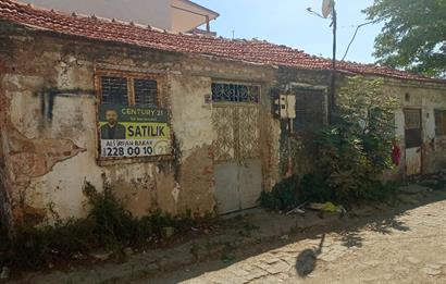 Ayvalık Hamdibeyde Cadde Üstü 105m² Arsa + 2 Ev