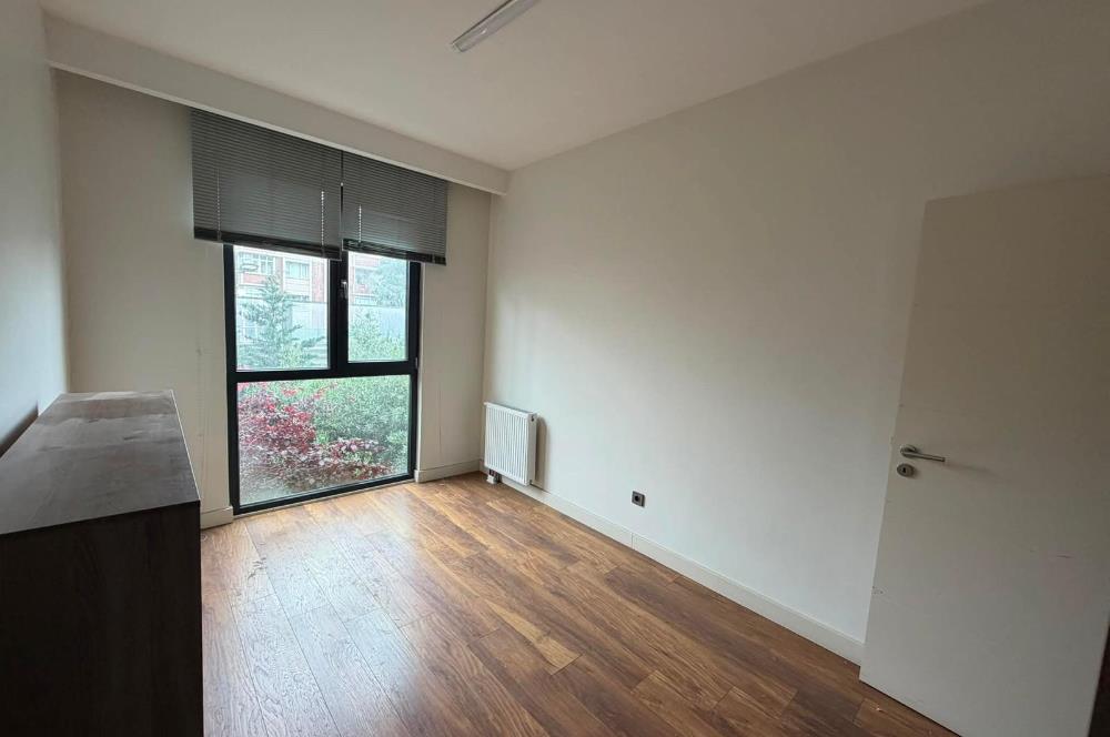 BOSTANCI' DA SAHİLDE AZ KATLI; 4 YILLIK BİNADA, BALKONLU
