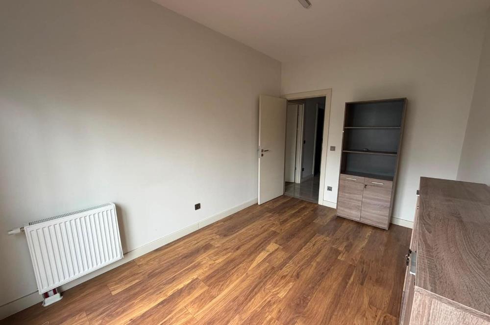 BOSTANCI' DA SAHİLDE AZ KATLI; 4 YILLIK BİNADA, BALKONLU