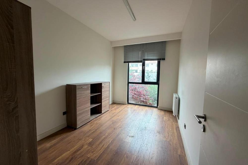 BOSTANCI' DA SAHİLDE AZ KATLI; 4 YILLIK BİNADA, BALKONLU