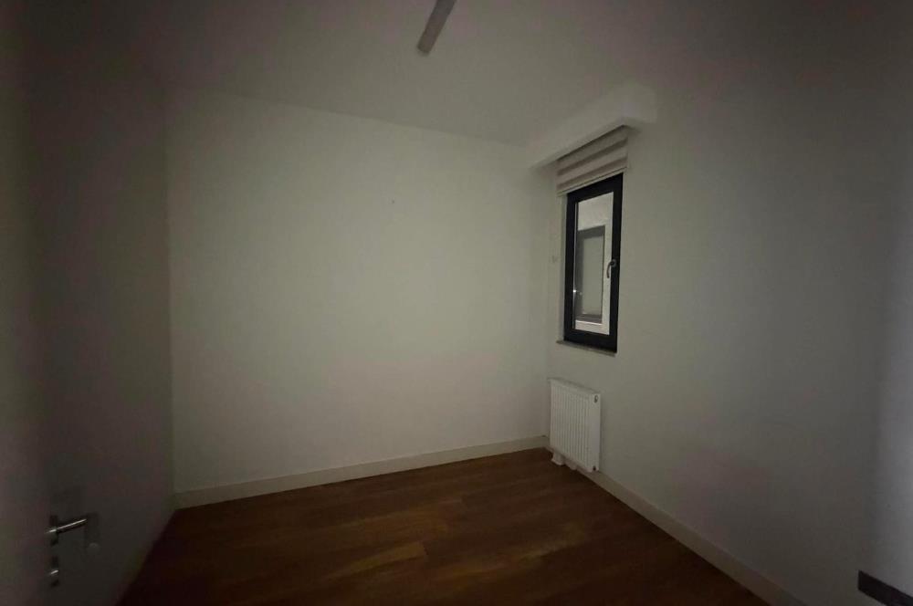 BOSTANCI' DA SAHİLDE AZ KATLI; 4 YILLIK BİNADA, BALKONLU