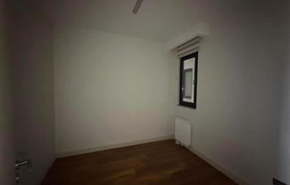 BOSTANCI' DA SAHİLDE AZ KATLI; 4 YILLIK BİNADA, BALKONLU