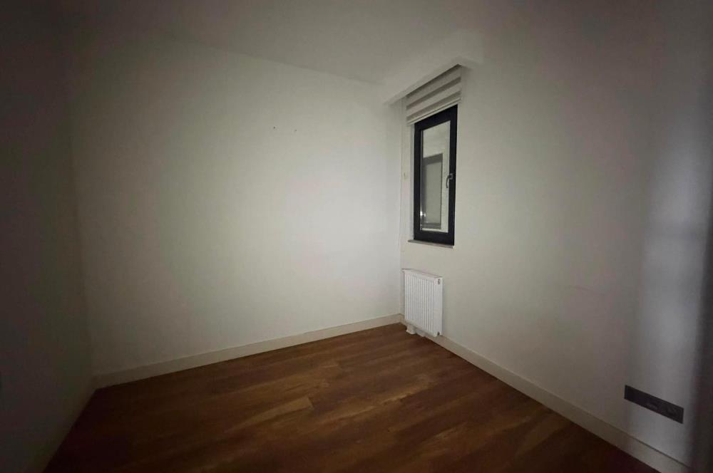 BOSTANCI' DA SAHİLDE AZ KATLI; 4 YILLIK BİNADA, BALKONLU