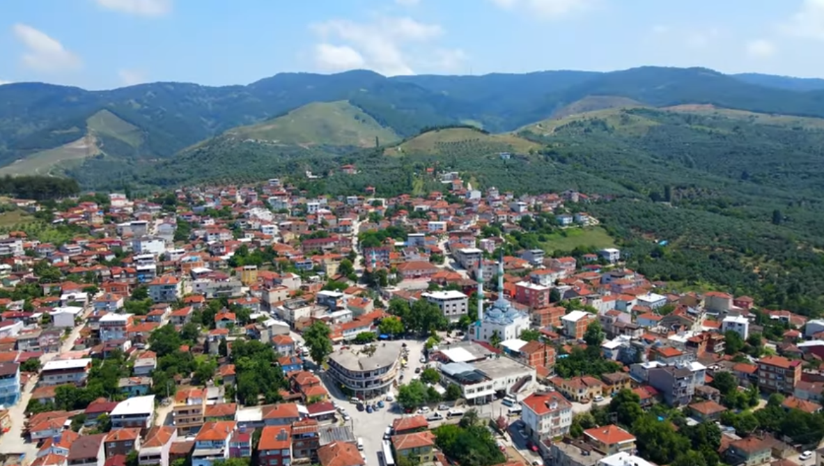 ORHANGAZİ YENİKÖY’DE, KÖYE ÇOK YAKIN-  ÇİFT YOLA CEPHE 15.096 M2 MÜSTAKİL TARLA  