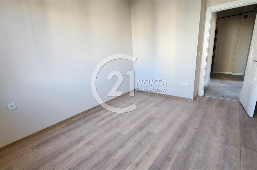 ŞENESENEVLERDE GÜVENLİKLİ 2 YILLIK SİTEDE 2+1 NET 47 M2