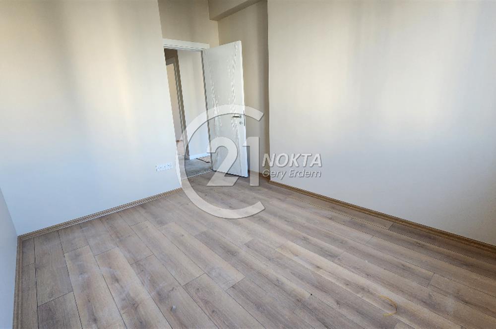 ŞENESENEVLERDE GÜVENLİKLİ 2 YILLIK SİTEDE 2+1 NET 47 M2