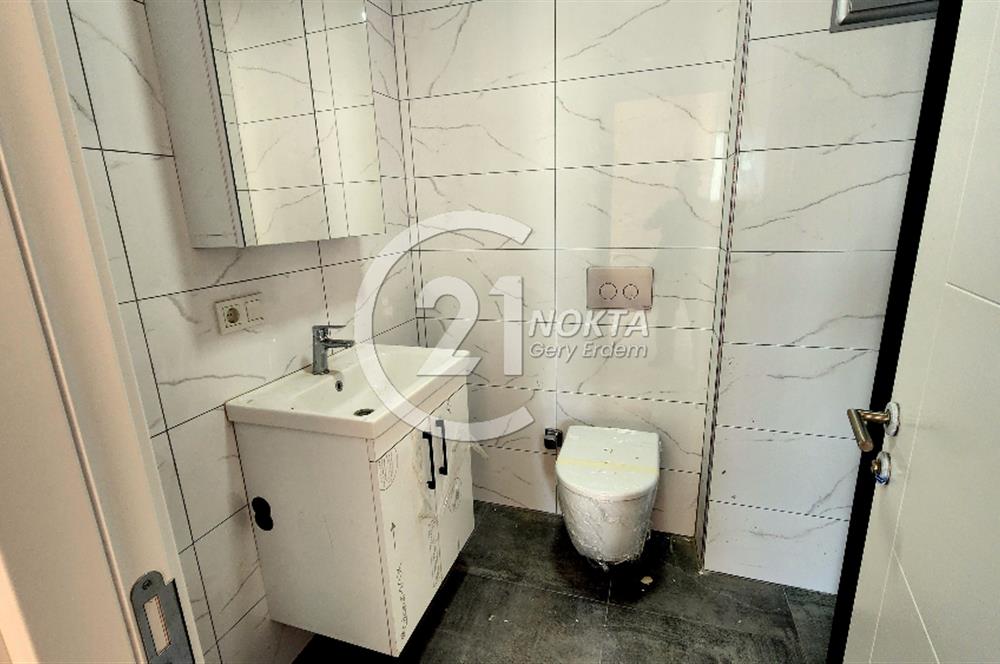 ŞENESENEVLERDE GÜVENLİKLİ 2 YILLIK SİTEDE 2+1 NET 47 M2