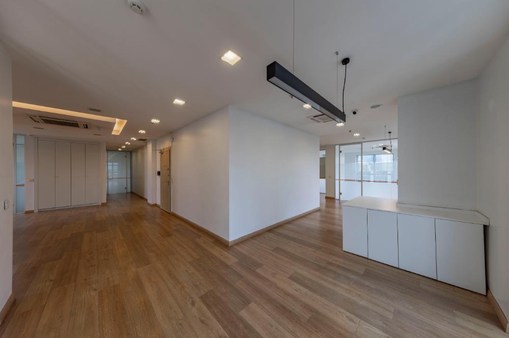 Kartal Yasa Kule'de Kiralık 350 M2 Komple Ofis Katı