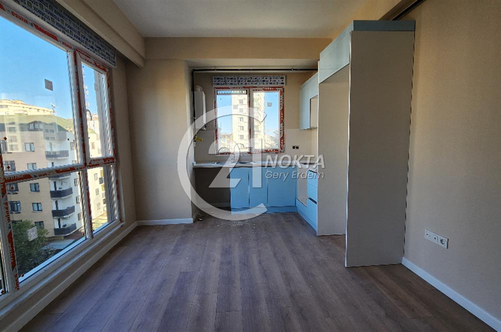 ŞENESENEVLERDE GÜVENLİKLİ 2 YILLIK SİTEDE 2+1 NET 47 M2