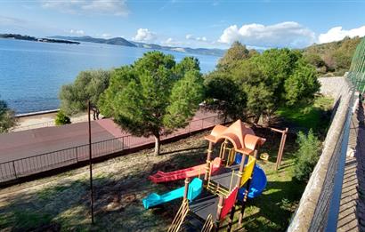 Bodrum-Adabükü'nde özel plajlı yaz dönemi kiralık dubleks daire