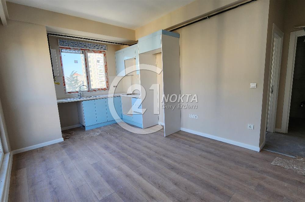 ŞENESENEVLERDE GÜVENLİKLİ 2 YILLIK SİTEDE 2+1 NET 47 M2