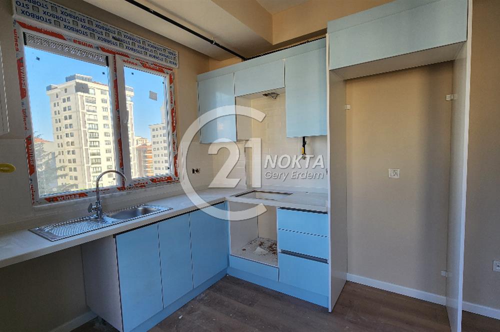ŞENESENEVLERDE GÜVENLİKLİ 2 YILLIK SİTEDE 2+1 NET 47 M2