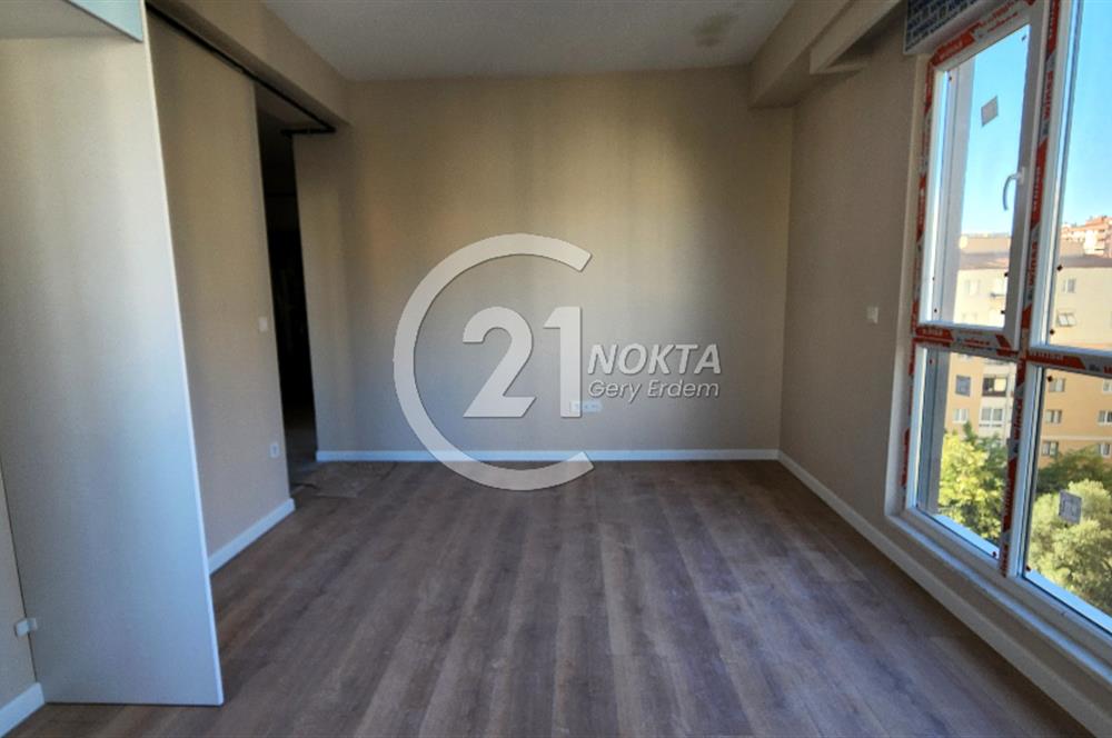ŞENESENEVLERDE GÜVENLİKLİ 2 YILLIK SİTEDE 2+1 NET 47 M2