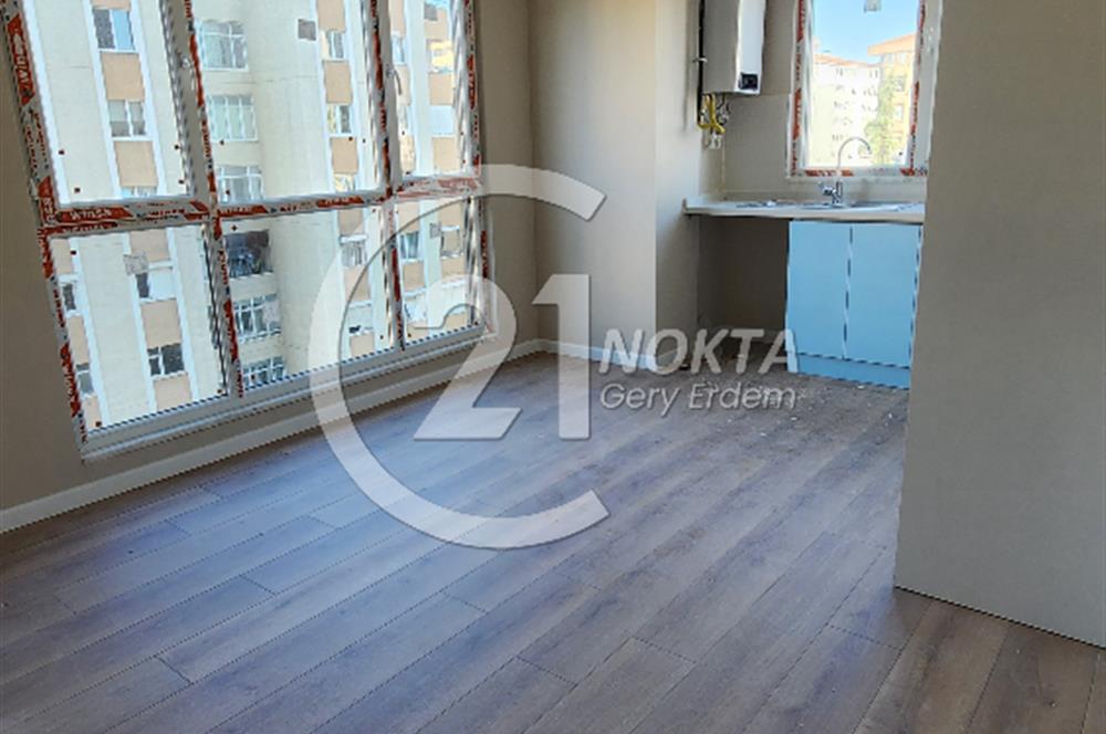 ŞENESENEVLERDE GÜVENLİKLİ 2 YILLIK SİTEDE 2+1 NET 47 M2