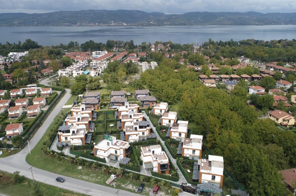 Hayalinizdeki Müstakil ve Güvenli Yaşam: Çatı Teraslı, Havuzlu Luxury Villa!