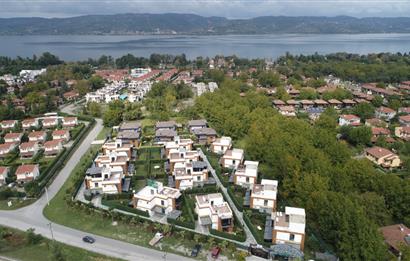 Hayalinizdeki Müstakil ve Güvenli Yaşam: Çatı Teraslı, Havuzlu Luxury Villa!