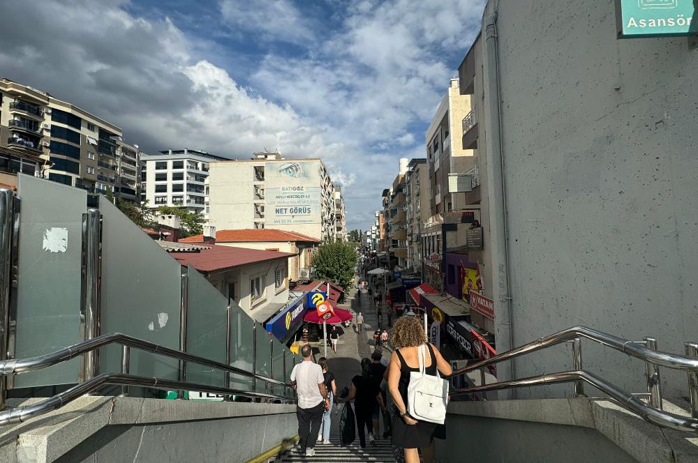 Bayraklı Sevgi Yolu'nda satılık dükkan