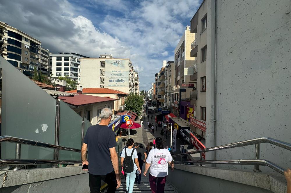 Bayraklı Sevgi Yolu'nda satılık dükkan
