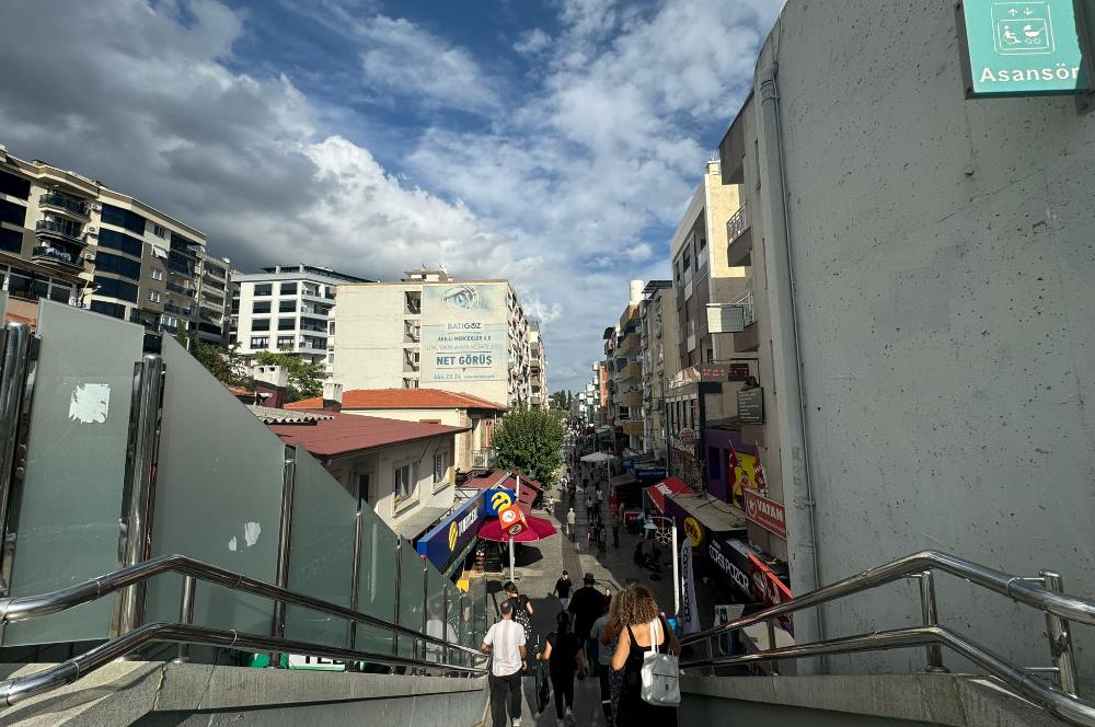 Bayraklı Sevgi Yolu'nda satılık dükkan