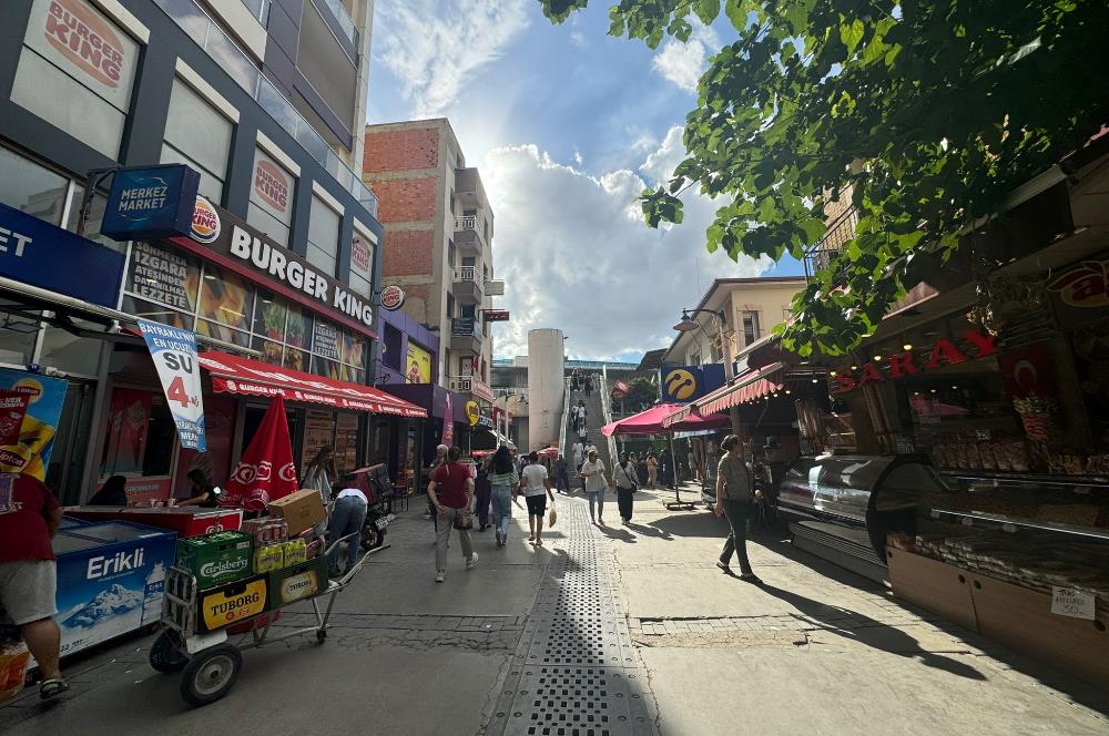 Bayraklı Sevgi Yolu'nda satılık dükkan