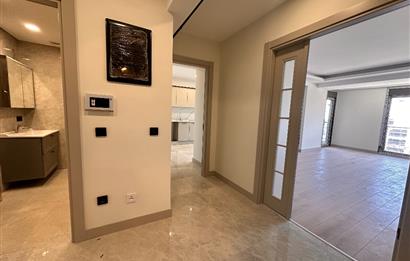 KOŞUYOLU VALİDEBAĞ SİTESİ YÜKSEK KATTA 3+1 BALKONLU SIFIR DAİRE