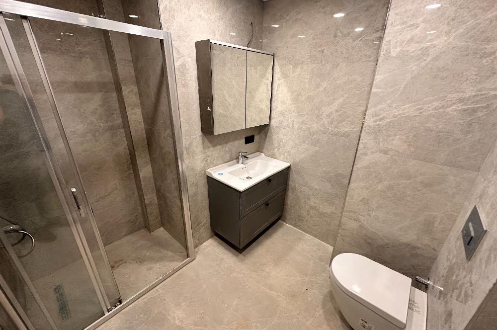 KOŞUYOLU VALİDEBAĞ SİTESİ YÜKSEK KATTA 3+1 BALKONLU SIFIR DAİRE