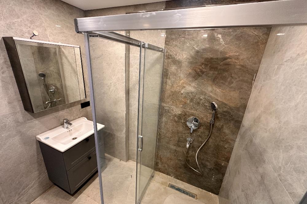 KOŞUYOLU VALİDEBAĞ SİTESİ YÜKSEK KATTA 3+1 BALKONLU SIFIR DAİRE