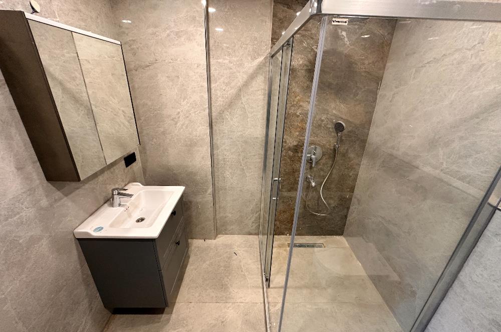 KOŞUYOLU VALİDEBAĞ SİTESİ YÜKSEK KATTA 3+1 BALKONLU SIFIR DAİRE
