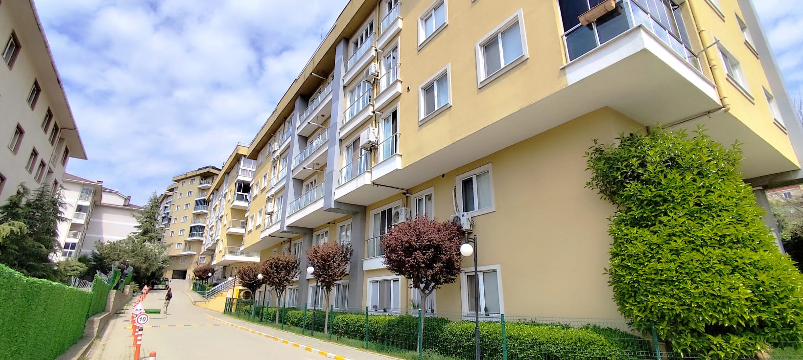 Pendik Yayalar FINIA Sitesinde Satılık 4+1 Bahçe Dubleksi