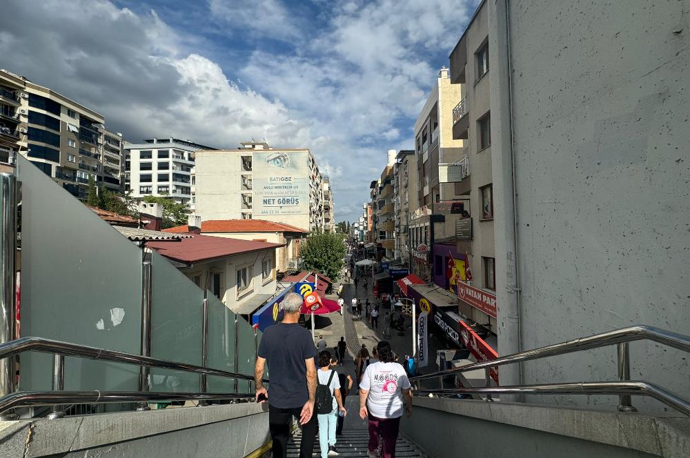 Bayraklı Sevgi Yolu'nda satılık dükkan