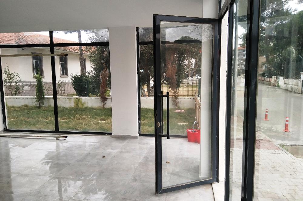 Ayvalık Altınova'da Satılık, Cadde Üstü, 60 M² Dükkan