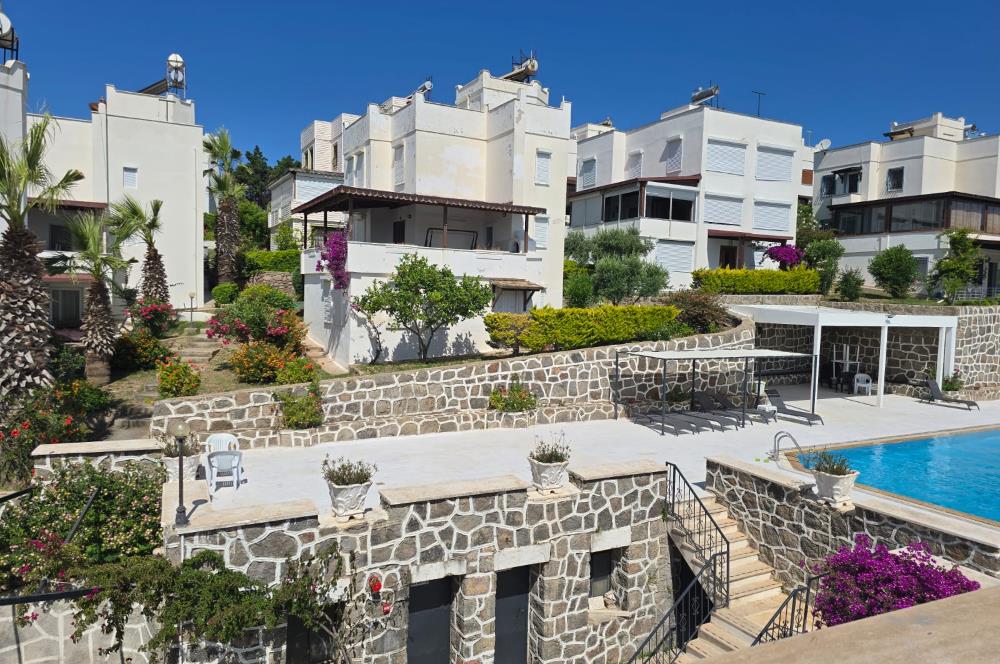 Bodrum Akyarlar'da Satılık 5+2 Havuzlu Tripleks Villa