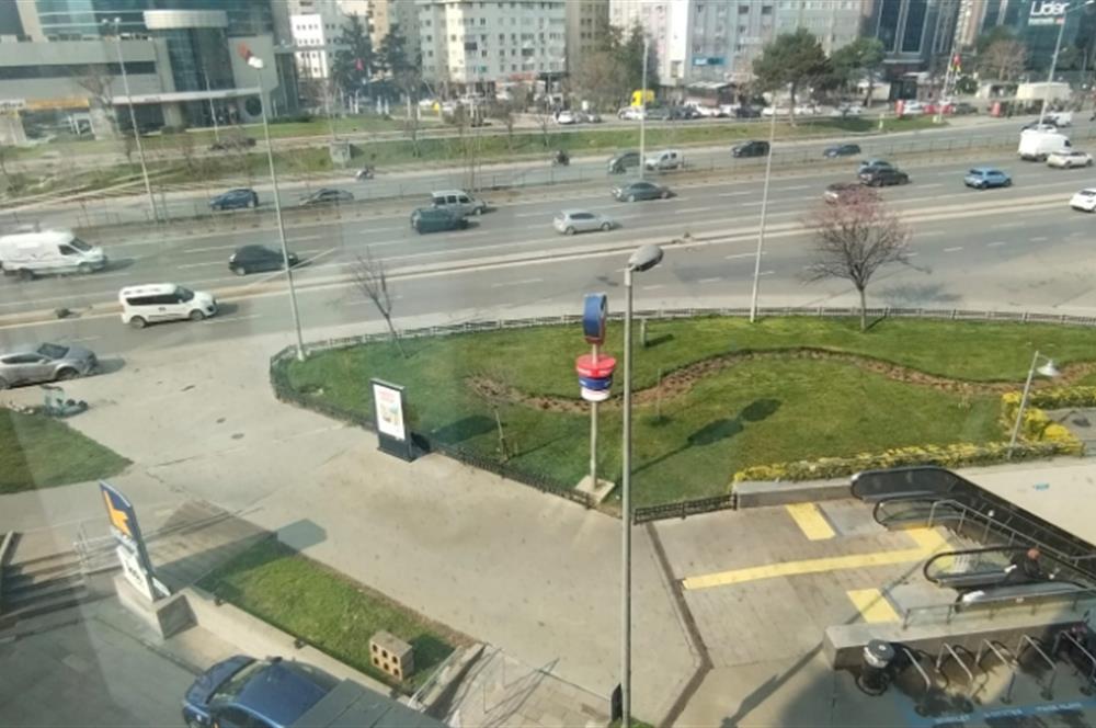 E5 Üzerinde Prestijli Plaza'da Kiralık 210 m2 Komple Kat