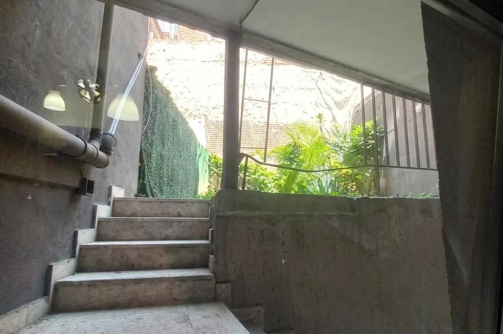 Beyoğlu Kasımpaşa'da Metroya Yakın Bahçeli Kiralık 1+0