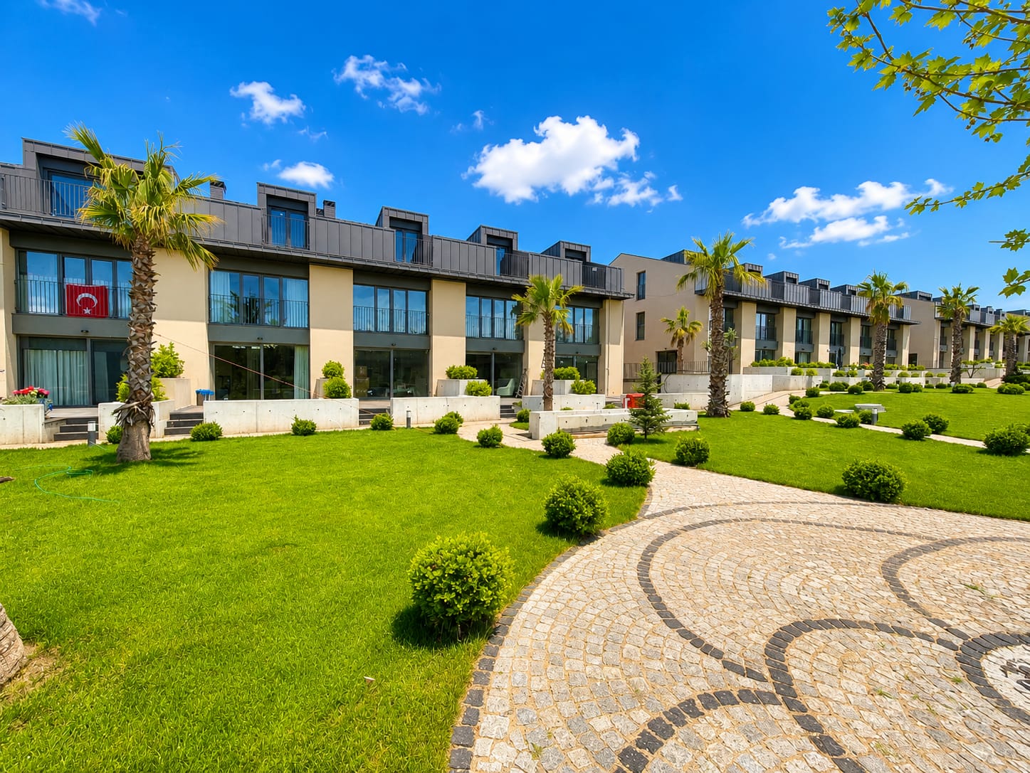Zekeriyaköy Kuzeybükü'nde Sıfır 4+1 Bahçeli Townhouse