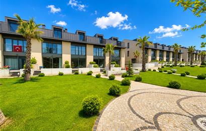 Zekeriyaköy Kuzeybükü'nde Sıfır 4+1 Bahçeli Townhouse