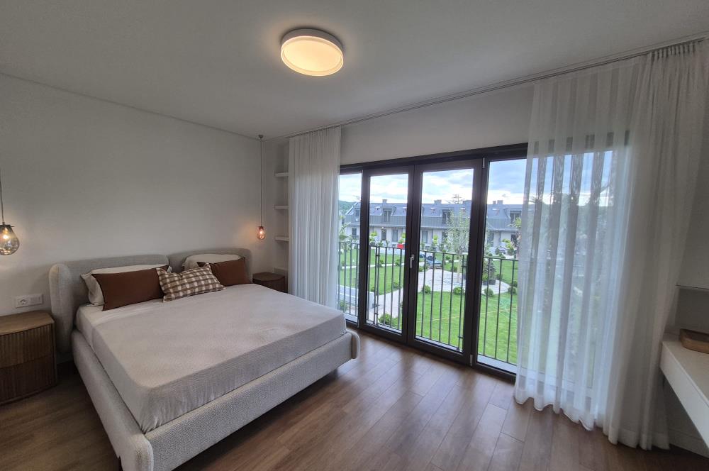 Zekeriyaköy Kuzeybükü'nde Sıfır 4+1 Bahçeli Townhouse