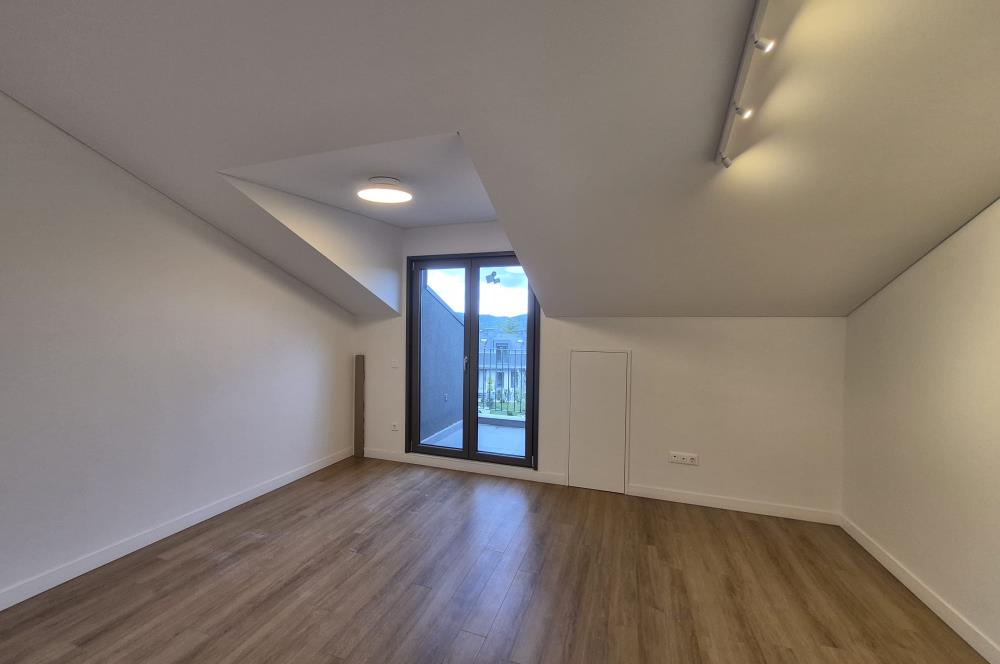 Zekeriyaköy Kuzeybükü'nde Sıfır 4+1 Bahçeli Townhouse