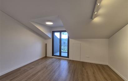 Zekeriyaköy Kuzeybükü'nde Sıfır 4+1 Bahçeli Townhouse
