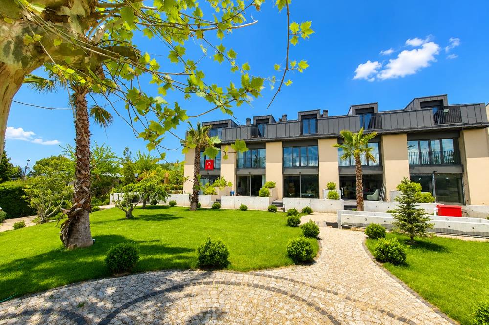 Zekeriyaköy Kuzeybükü'nde Sıfır 4+1 Bahçeli Townhouse