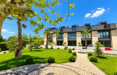 Zekeriyaköy Kuzeybükü'nde Sıfır 4+1 Bahçeli Townhouse