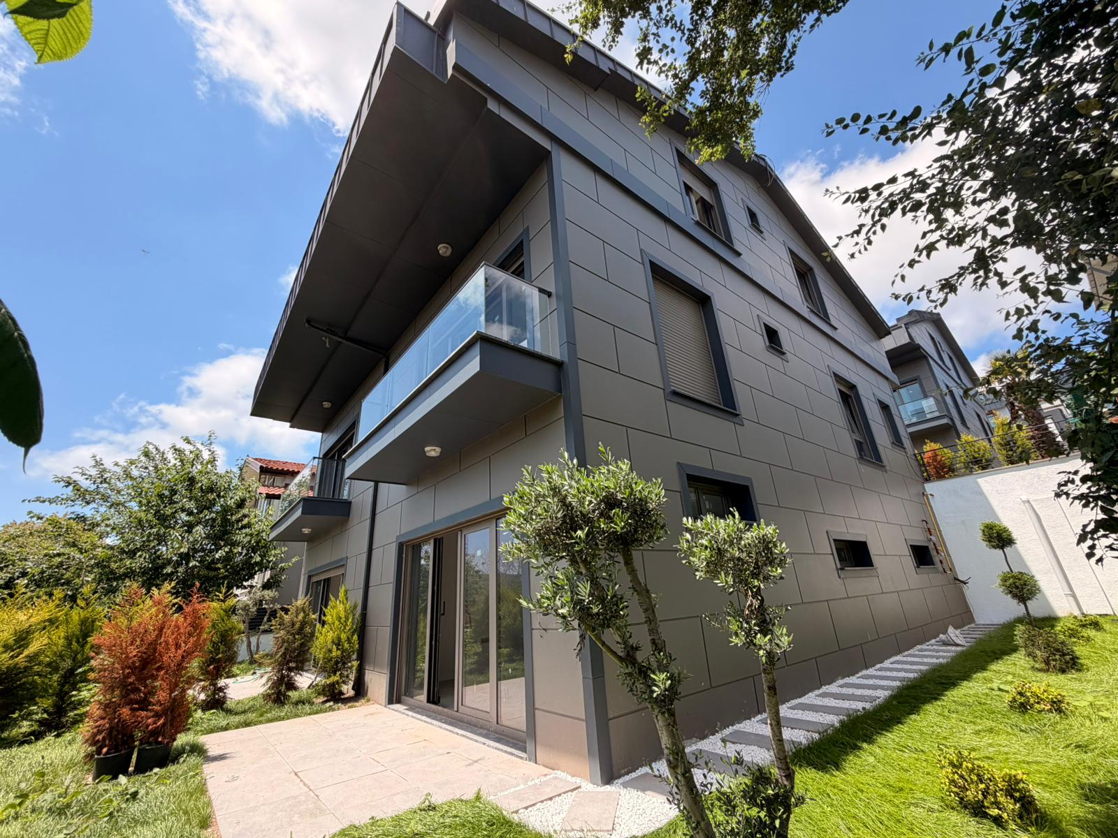 ZEKERİYAKÖY MERKEZE YAKIN YENİ BUTİK SİTEDE SATILIK İKİZ VİLLA