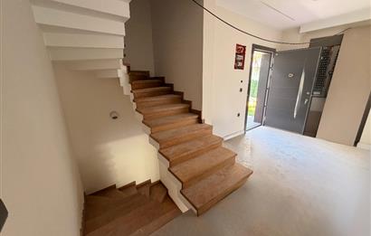 ZEKERİYAKÖY MERKEZE YAKIN YENİ BUTİK SİTEDE SATILIK İKİZ VİLLA