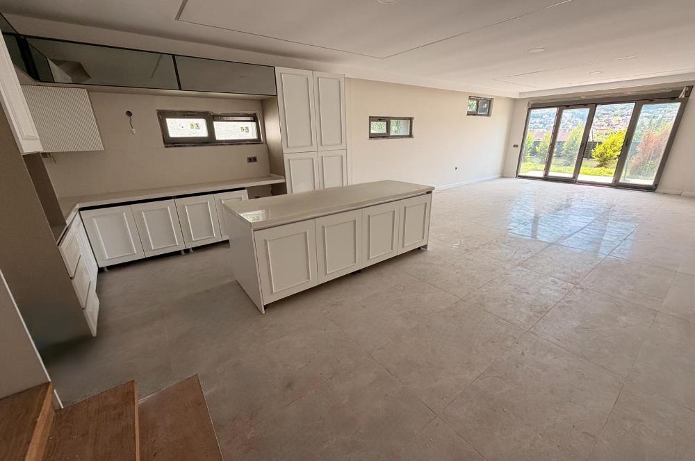 ZEKERİYAKÖY MERKEZE YAKIN YENİ BUTİK SİTEDE SATILIK İKİZ VİLLA