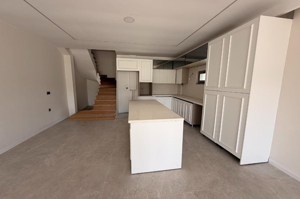 ZEKERİYAKÖY MERKEZE YAKIN YENİ BUTİK SİTEDE SATILIK İKİZ VİLLA