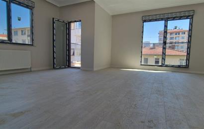MERDİVENKÖYDE MERKEZİ LOKASYONDA 95 M2 2+1 BALKONLU SIFIR DAİRE