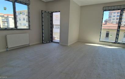 MERDİVENKÖYDE MERKEZİ LOKASYONDA 95 M2 2+1 BALKONLU SIFIR DAİRE